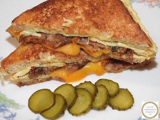 Sandwich cu omleta si branza cheddar reteta rapida pentru mic dejun sau pranz cu oua paine castraveti murati carnati de porc picanti si cascaval prajite la tigaie retete culinare mancaruri de casa stradale rapide mancare omelette impaturita sau impachetata,