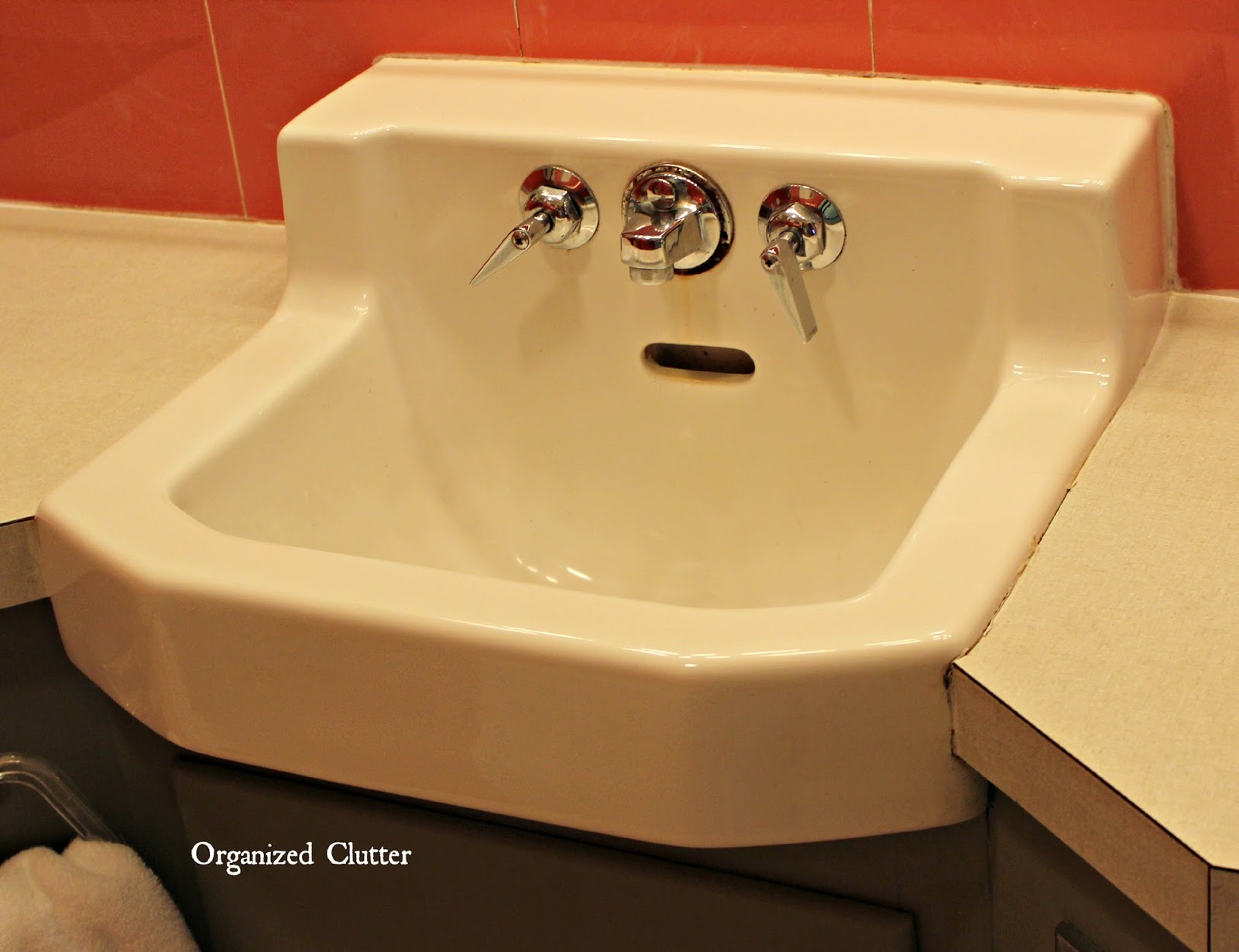 Organized Clutter Decorating A Vintage 1950 s Bathroom