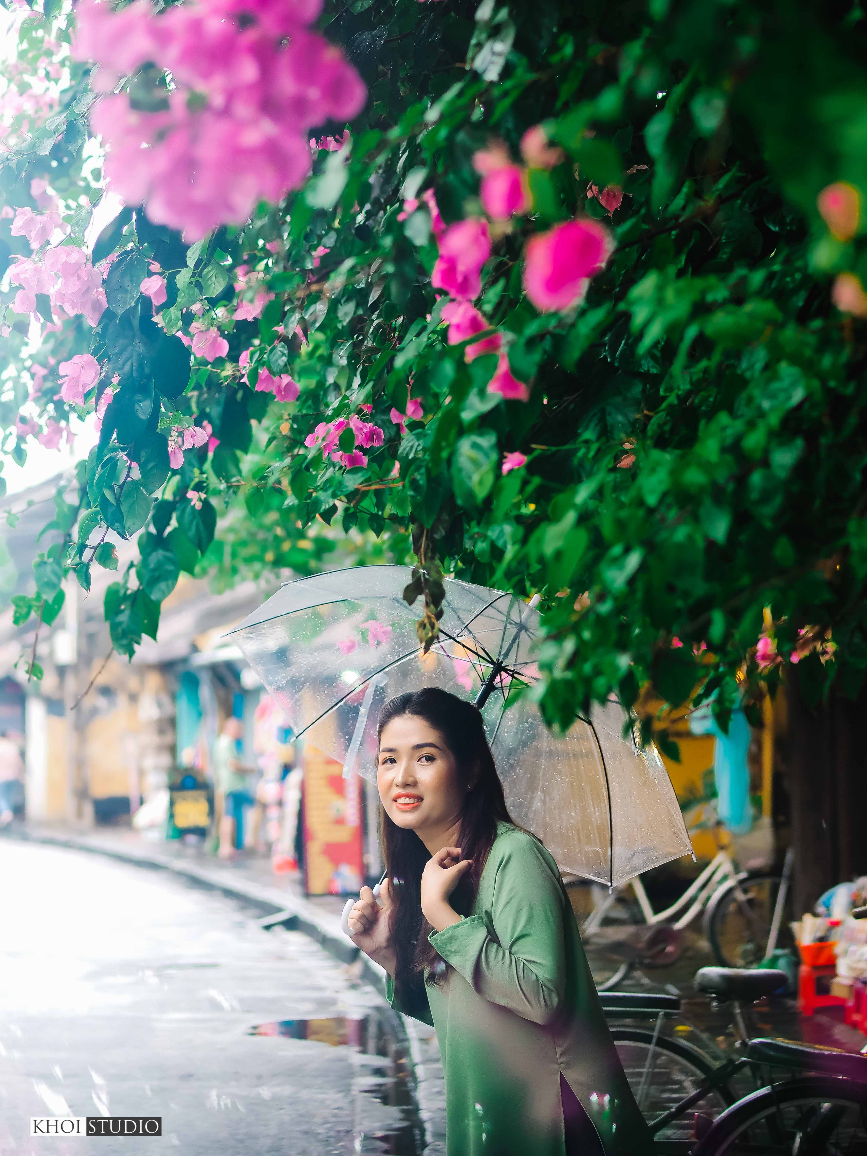 Travel photography with Ao Dai in the rain in Hoi An ancient town: classic, romantic and emotional