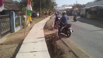 Proyek Drainase Sisakan Lubang di Pinggir Jalan Raya Kaliori