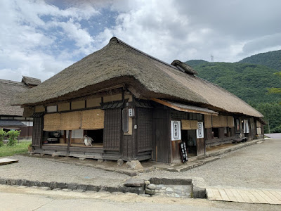 大内宿の茅葺屋根民家