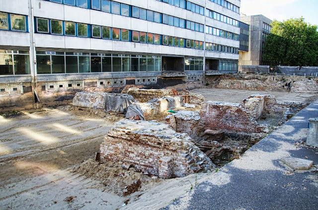 Baustelle Ordnungsmassnahme, Teilrückbau eines Verwaltungsgebäudes (ehemaliges "DDR-Bauministerium") und archäologische Grabungen, Breite Straße, 10178 Berlin, 01.10.2013