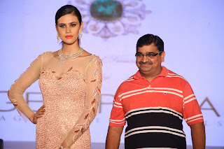 nivedita with jewellary designer at jas 2016 winter edition