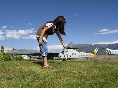 Stunning Example of Forced Perspective Photography Seen On www.coolpicturegallery.us