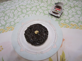 Mug cake au Nutella (2 ingrédients) démoulé sur une assiette, pas de farine