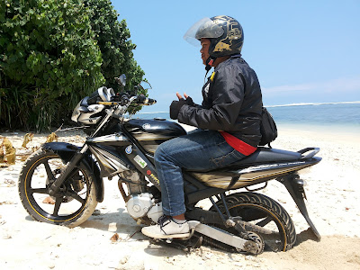 Jangan tenggelamkan motormu di pantai Ujung Genteng