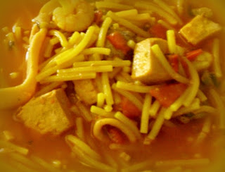 Caldo de pescado con fideos