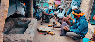 पाटी से दिपक मालवीया:- बड़वानी जिले में सबसे ज्यादा आदिवासी समाज के लोग ही निवास करते हैं। जो कि त्यौहार हो या शादी- ब्याह अपने पारंपरिक तरीके से मनाते हैं। त्योहारों पर शहर के लोग देवी देवताओं की पूजा करते हैं तो आदिवासी समाज पूर्वजो, खत्रियों व धरती माता की पूजा करते हैं। इसके अलावा खेत खलिहान की पूजा कर गुडलक व भविष्य की कामना करते हैं। इसी तरह शादी-ब्याह में शहर के लोग पंडित से मंत्रोच्चार के साथ गणेश जी पूजा अर्चना कर व हवन कुंड में आहुति देने के साथ अग्नि को साक्षी मानकर विवाह सम्प्पन कराते हैं लेकिन ग्रामीण क्षेत्र के आदिवासी समाज के लोग शादी में पूर्वज,खत्री व धरती माता की पूजा कर बिना मंत्रोच्चार के धरती माता व पूर्वज खत्री की पूजा कर शादी सम्प्पन की जाती है।