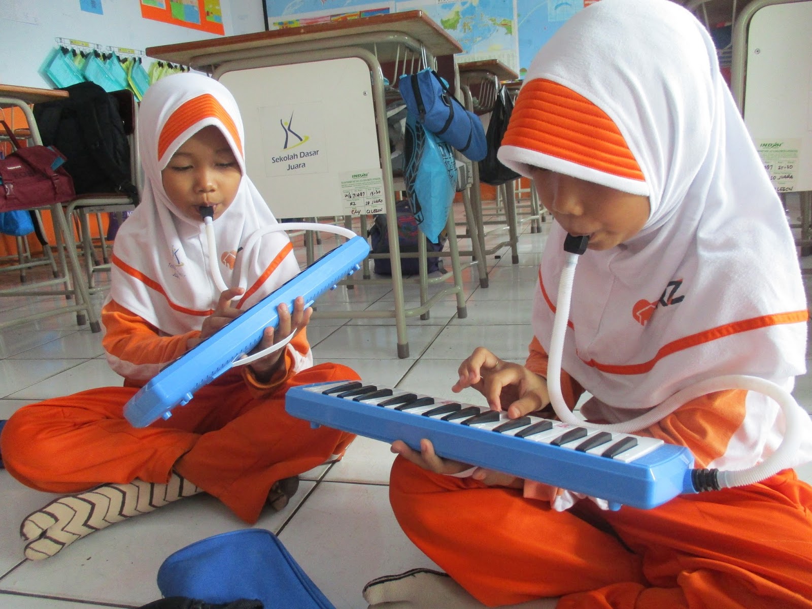 Disini Bu Lina mengajak siswa untuk memainkan lagu “Rambadia” Jika siswa bisa memainkan lagu rambadia ini rencananya wali kelas akan menampilkan bakat