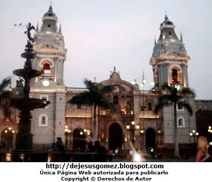 Foto de la Catedral de Lima (Iglesia Mayor del Perú). Foto de la Catedral tomada de noche por Jesus Gómez