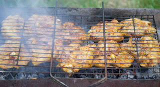 poulet épicé au cumin et à la coriandre grillé au barbecue (cuisine marocaine)