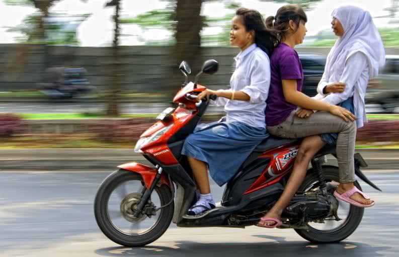 6 Tingkah Unik Cewek Indonesia Kalau Lagi Naik  Motor  The 