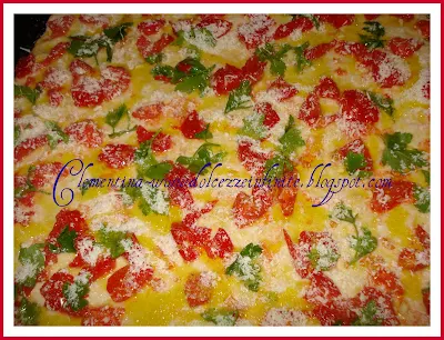 Pizza paesana condita con pomodori, prezzemolo, aglio, pecorino, olio.