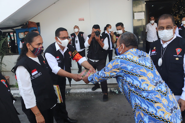 Richard Louhenapessy Terima Penghargaan Kepatuhan dari Ombudsman Maluku.lelemuku.com.jpg