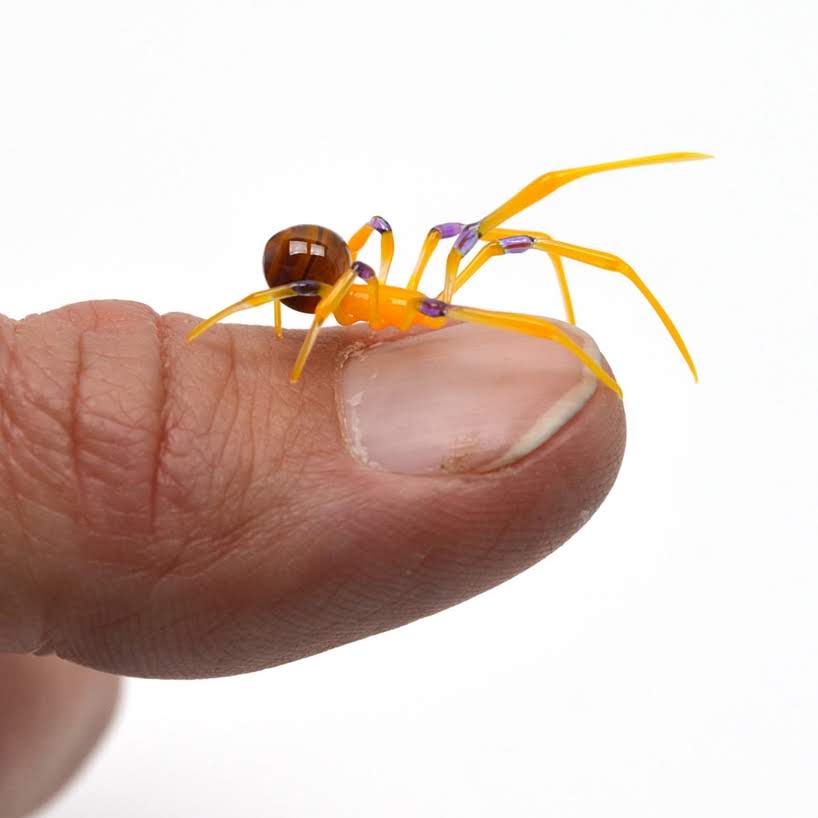 Insectos de vidrio son lo suficientemente pequeños para equilibrarse en la punta de su dedo.