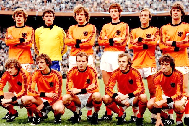 📸SELECCIÓN DE PAÍSES BAJOS 📆26 junio 1978 ⬆️ Jonny Rep, Jan Jongbloed, Arie Haan, Ernie Brandts, Johan Neeskens, Ruud Krol. ⬇️ Wim Jansen, Jan Poortvliet, Willy van de Kerkhof, Rene van de Kerkhof, Rob Rensenbrink. SELECCIÓN DE ARGENTINA 3 🆚 SELECCIÓN DE PAÍSES BAJOS 1 Domingo 25/06/1978, 19:00 horas. XI Copa Mundial de la FIFA Argentina 1978, final. Buenos Aires, Argentina, estadio Monumental: 71.483 espectadores. GOLES: ⚽1-0: 38’, Mario Kempes. ⚽1-1: 82’, Dick Nanninga. ⚽2-1: 105’, Mario Kempes. ⚽3-1: 115’, Daniel Bertoni.