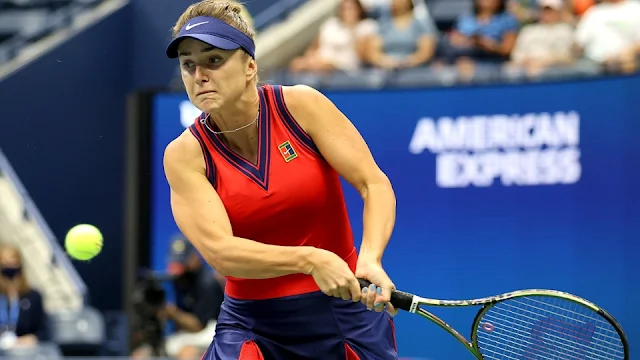 Elina Svitolina devolvendo uma bola durante a partida contra Simona Halep no US Open