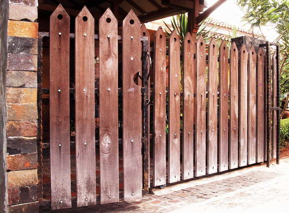 60+ model desain pintu pagar rumah minimalis terbaru (kayu 