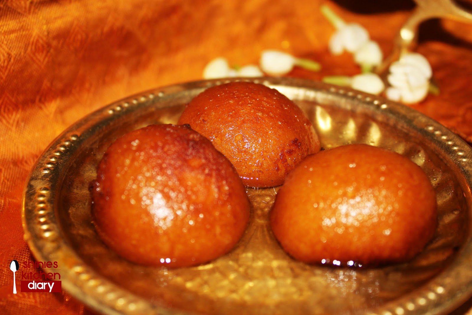 10 Fresh Gulab Jamun in Plate | 9HD Wallpapers