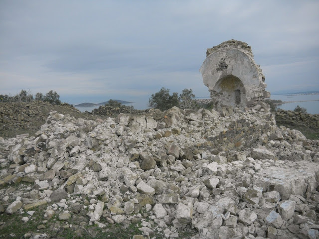 Κυνηγοί θησαυρών κατέστρεψαν εκκλησάκι στα Μοσχονήσια