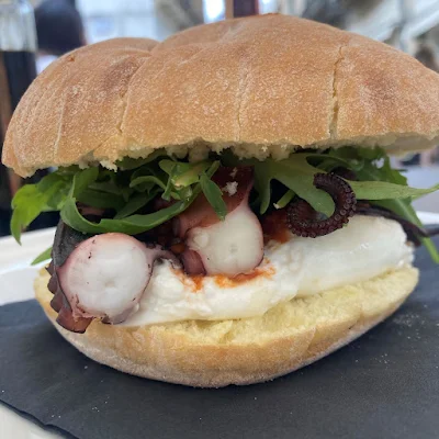 Panino o meglio puccia farcita con polpa arrosto.