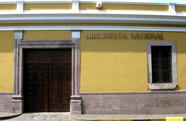 Foto del exterior de la Biblioteca Nacional Juan Ramón Molina