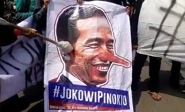 VIRAL! Video Mahasiswa Demo Menginjak dan Membajar Foto Presiden Jokowi