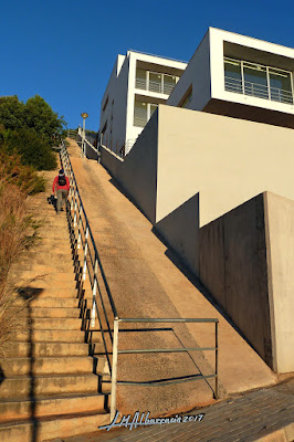 Escaleras en Residencial Santa Barbara para ascender a la Ruta de la Guerra