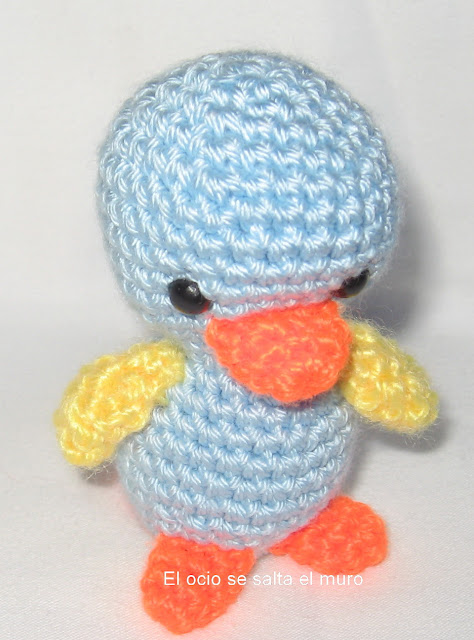 Pato azul, alas amarillo, pico y patas naranja