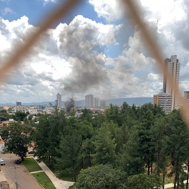 Restaurante pega fogo e moradores se assustam com barulho de explosão em Palmas