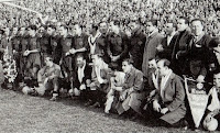 Selección de ESPAÑA - Temporada 1935-36 - Del Palacio (delegado), Emilín, Pedro Regueiro, Ipiña, Fernando García, Ciriaco, Vantolrá, Luis Regueiro, Guillermo Eizaguirre, Quincoces, Lángara, Iraragorri, Campanal, Gorostiza y Urquiaga; Conde (masajista), Herrerita, Cuqui Bienzobas, Moncho Encinas (entrenador), Blasco, Zabalo y Aedo- ESPAÑA 4 (Lángara 2, Luis Regueiro 2), AUSTRIA 5 (Bican 3, Binder y Hanreiter) - 19/01/1936 - Partido amistoso - Madrid, estadio Metropolitano - Alineación: Guillermo Eizaguirre; Ciriaco, Quincoces (Zabalo, 20'); Pedro Regueiro, Fernando García, Ipiña; Vantolrá, Luis Regueiro, Lángara, Iraragorri y Emilín