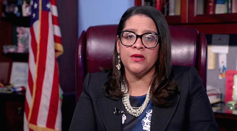 Fiscal dominicana en Nueva Jersey demandada por ex empleado que se negó abrir imágenes sexualmente implícitas  de ella y su esposo 