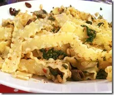 Reginette con scarola, capperi, olive e pinoli