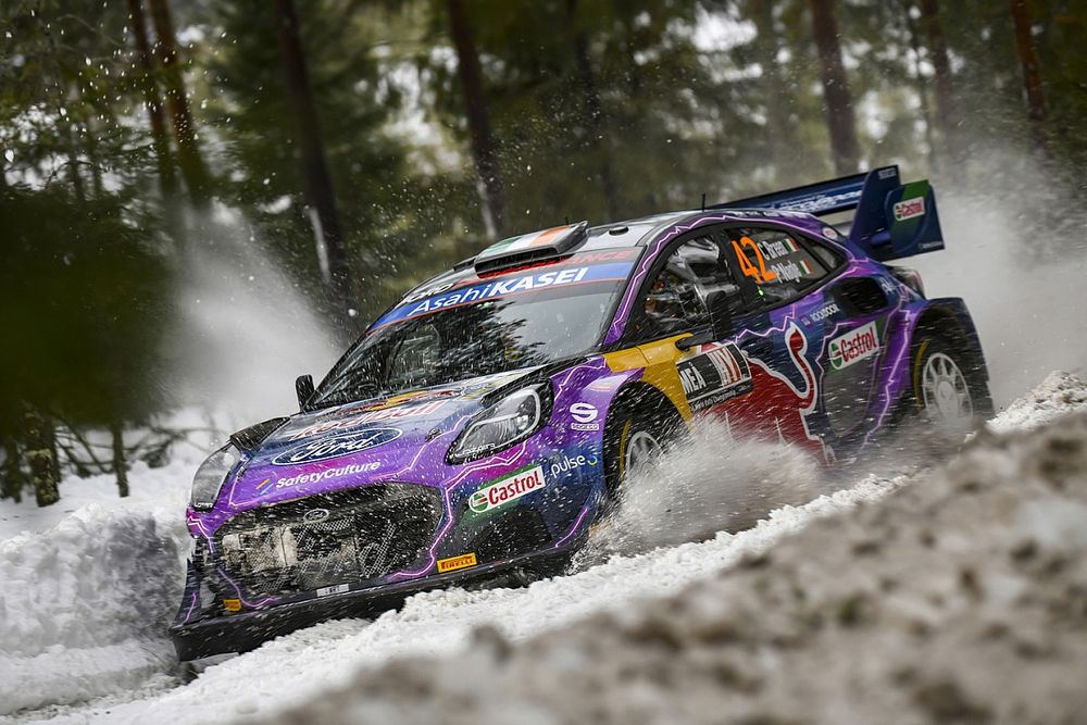 Craig Breen plowing through the snow at Rally Sweden 2022