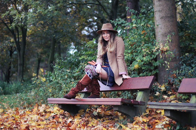 monki, blue, jerseykleid, casual dress, aztec overknees, fringe boots, fransenstiefel, moschino belt, brown, zara hat, feather necklace, H&M, fashionblogger, hamburg, modeblogger, owl bracelet, autumn look, herbstlook