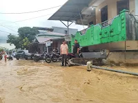 Pj. Wali Kota Meninjau Titik Banjir di Jalan Kenanga, Kelurahan Karang Anyar