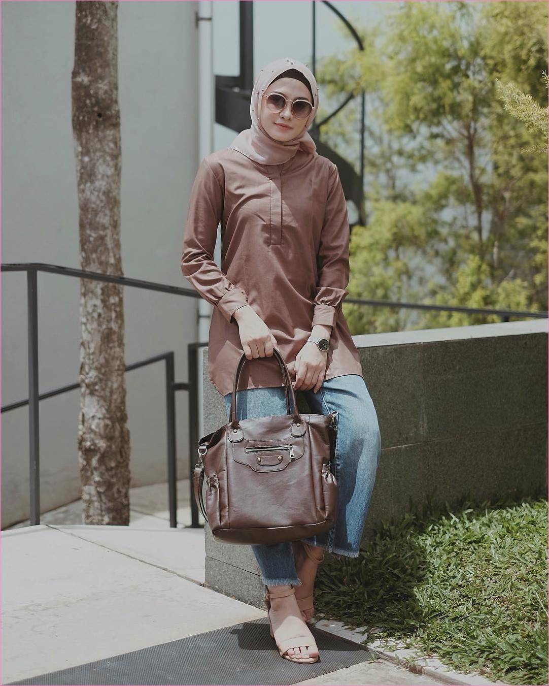  Buat sahabat yang masih resah dalam mencari outfit setelan model baju dan hijab dengan  40+ Setelan Model Hijab Casual Untuk Kuliah Ala Selebgram Terpopuler 2018