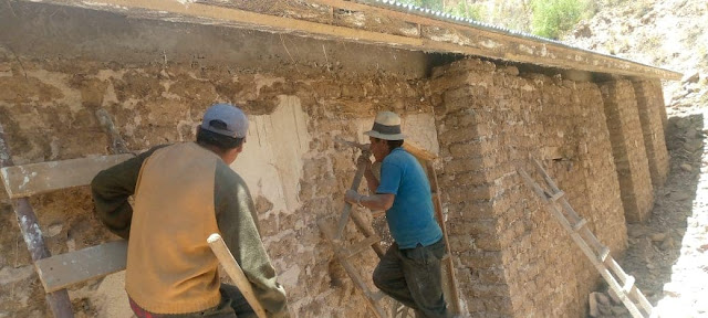 Wir arbeiten weiter an der Renovierung der Kirche von Marcoma – Bolivien. Spätestens an Weihnachten soll die kleine Bergkirche fertig sein.