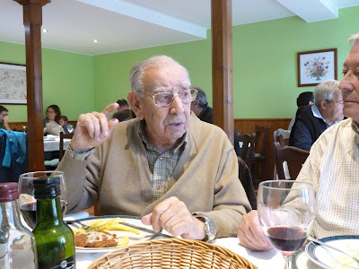 Pepe Pascual Quirós almorzando con los acuarelistas. Grupo Ultramar Acuarelistas