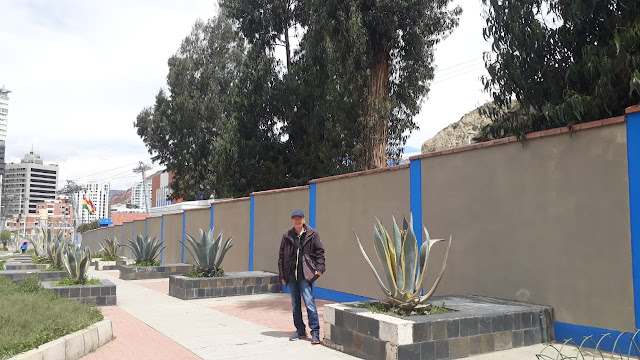 Heute machte ich einen Ausflug zum grössten Shopping Center von La Paz. Mit der Seilbahn gings unweit der Wohnung mit dreimaligem Umsteigen hinunter in den Süden von La Paz.