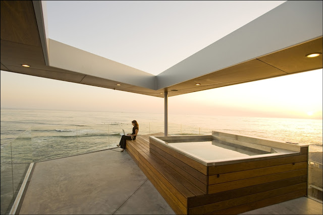 Picture of wooden hot tub on the rooftop terrace overlooking the ocean