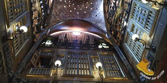 Interior del Palacio Güell de Gaudí en Barcelona