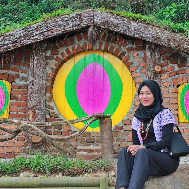 Rumah Hobbit Taman Tirtasari