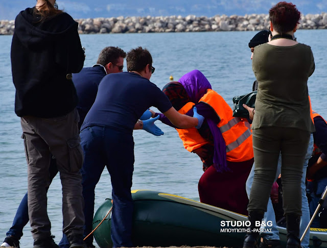 Σοκ: Πρόσφυγες αποβιβάστηκαν στην παραλία Καραθώνας στο Ναύπλιο (βίντεο)