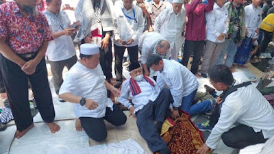 Din Syamsudin Ambruk Usai Orasi Aksi Sidang Putusan Pilpres di MK