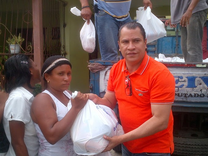 Diputado Leivin Guerrero entrega raciones alimenticias a familias pobres de San Cristóbal