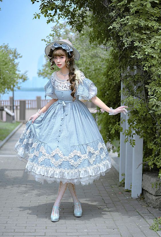 Girl dressed as a classic lolita