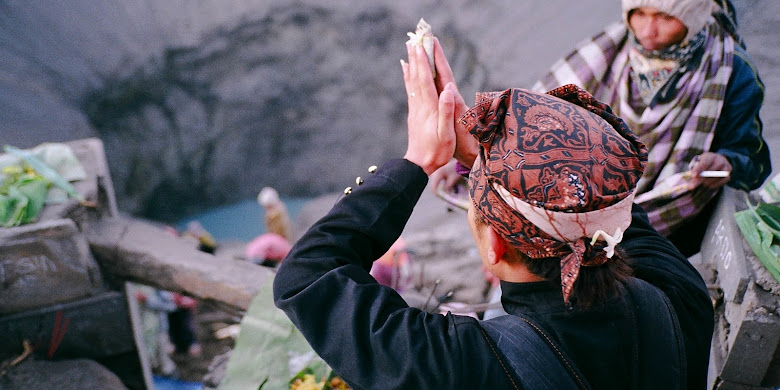 upacara adat yadnya kasada hindu tengger di gunung bromo