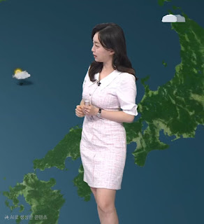 20250512 강아랑 기상캐스터 흰색 바탕에 살짝 핑크 체크무늬 원피스