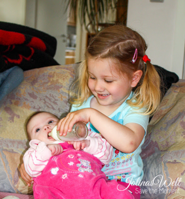Louisa (3) mit Schwester Jolina (Down-Syndrom, Baby)